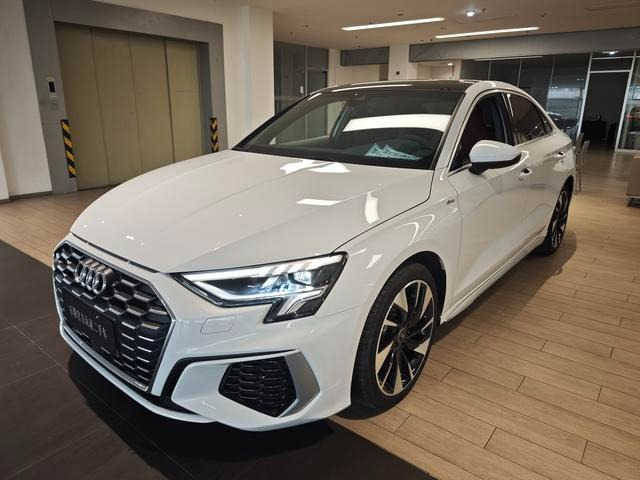 Audi A3L Limousine 35 TFSI RS 2022 года выпуска